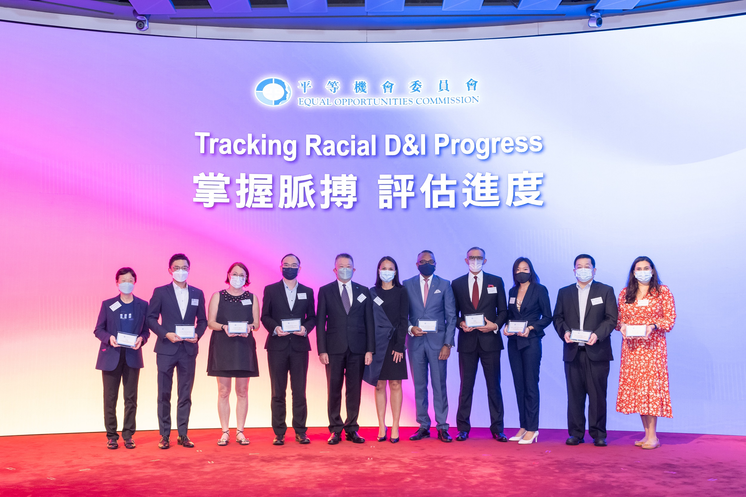 Picture with the “Advanced Annual Review Form” Test-run Charter Signatories, including Arup, AXA Hong Kong and Macau, Community Business, Fairwood Holdings Limited, HSBC, Jardine Aviation Services Group, Manulife (International) Limited, Shun Tak Holdings Limited, John Swire & Sons (H.K.) Limited.